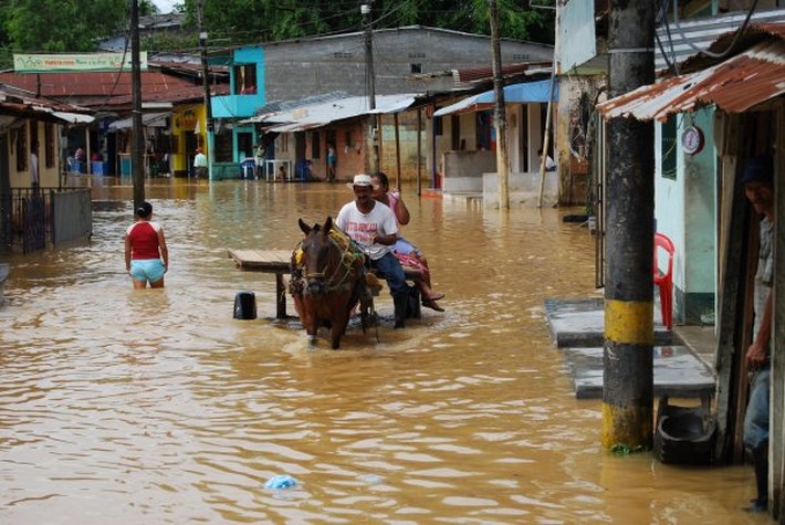 Familia damnificada por el invierno en colombia 2022