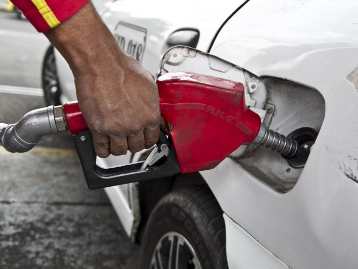 Precio de la gasolina por galón aumentará 200 pesos cada mes