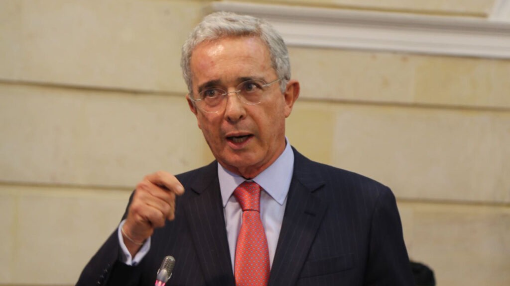 Imputan a Álvaro Uribe por injuria y calumnia