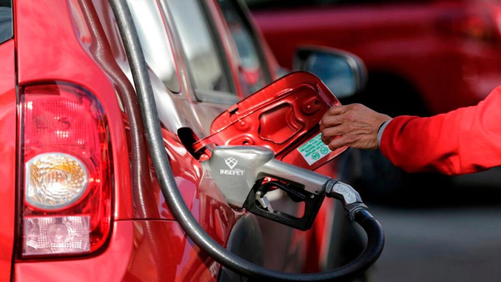 Confirman que en noviembre seguirá subiendo el precio de la gasolina