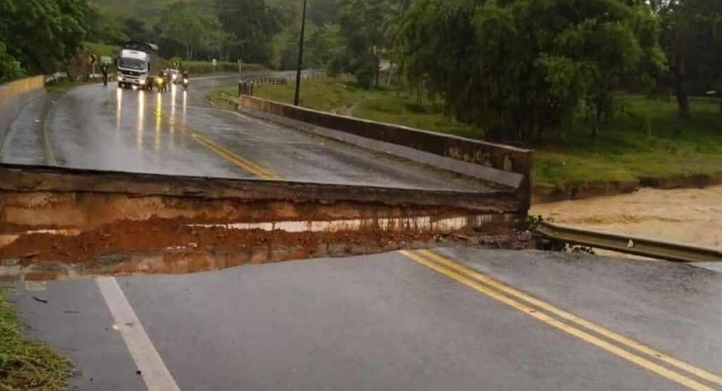 Cierran la vía Urabá-Montería por caída de puente