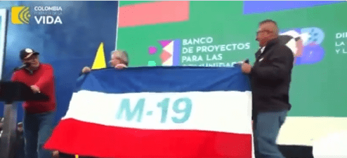 En acto público Petro ordenó levantar la bandera del M-19