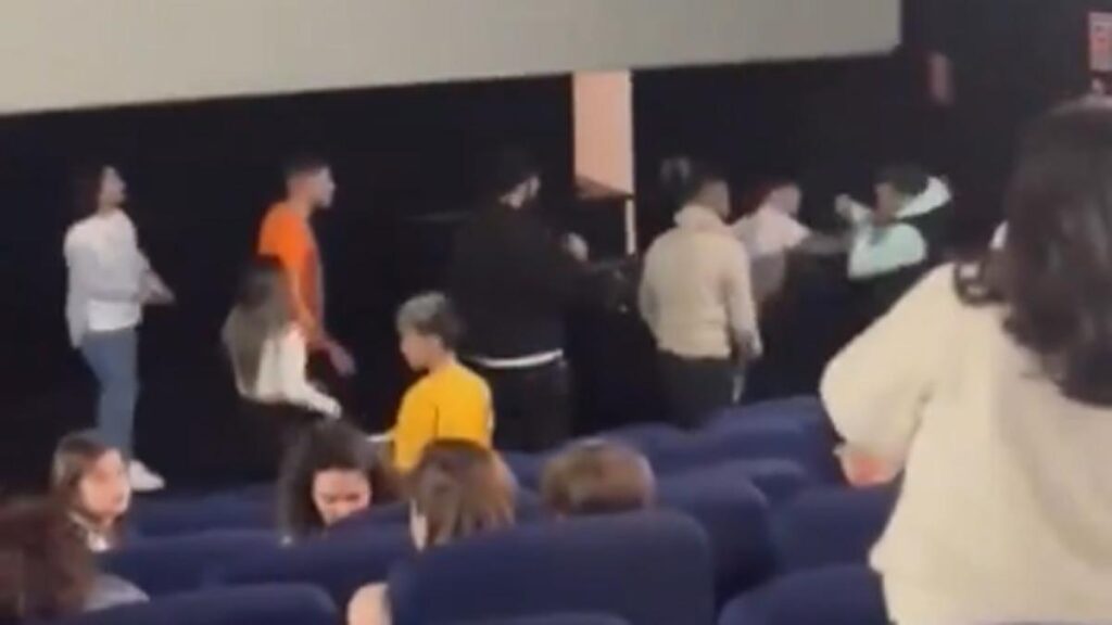 Boxeador defendió a una mujer que golpeaban en una sala de cine: video se vuelve viral