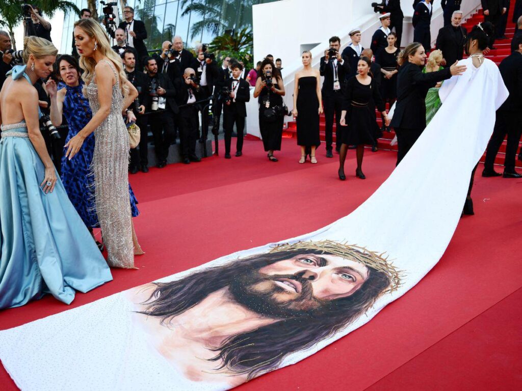 Actriz llevó al Festival de Cannes un vestido con la cara de Jesucristo y hubo problemas