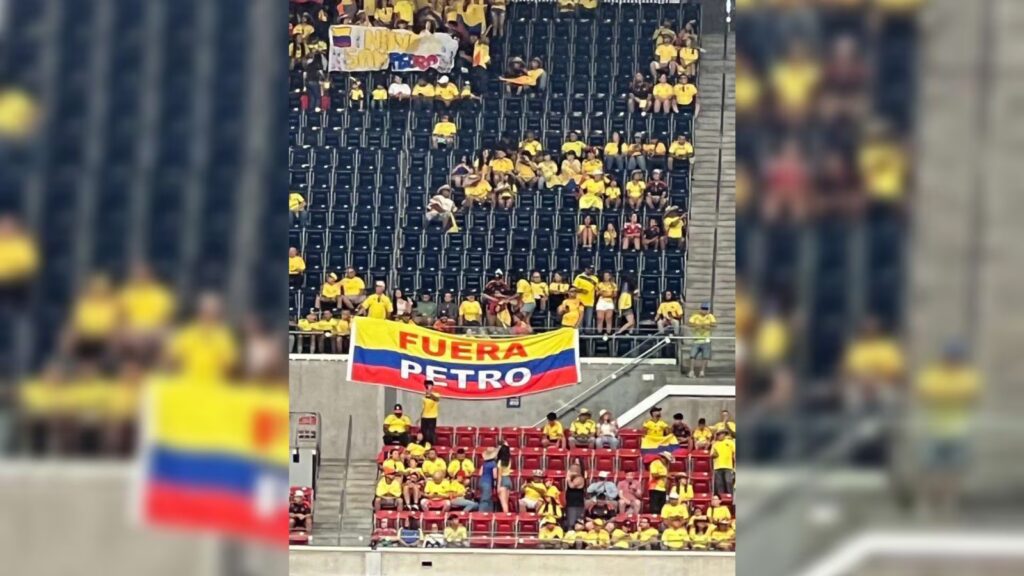 Llevaron bandera con frase "Fuera Petro" a partido Colombia-Paraguay