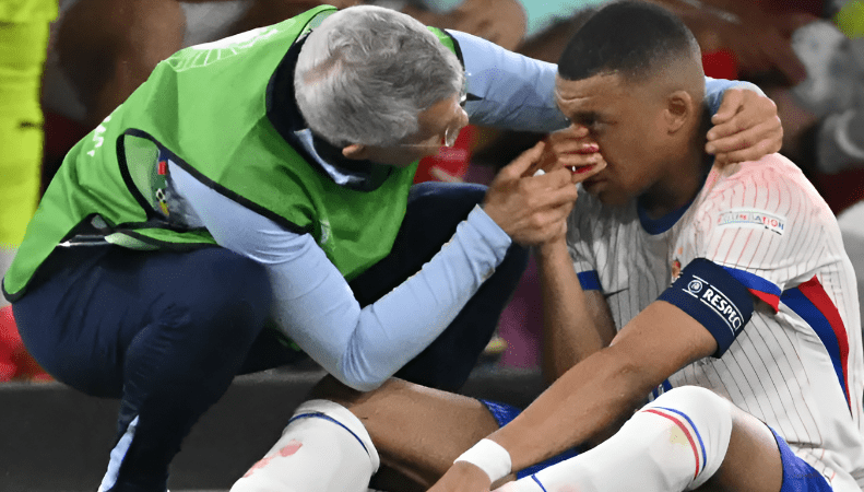 Mbappé sufrió grave lesión en el campo de juego