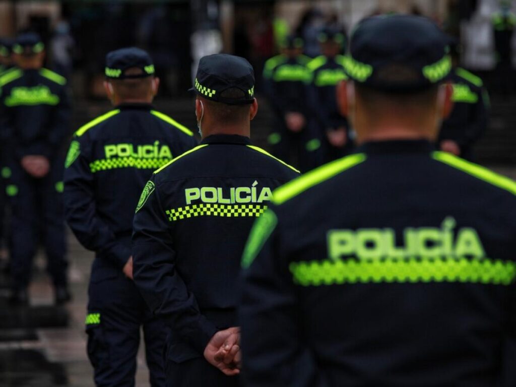 policías