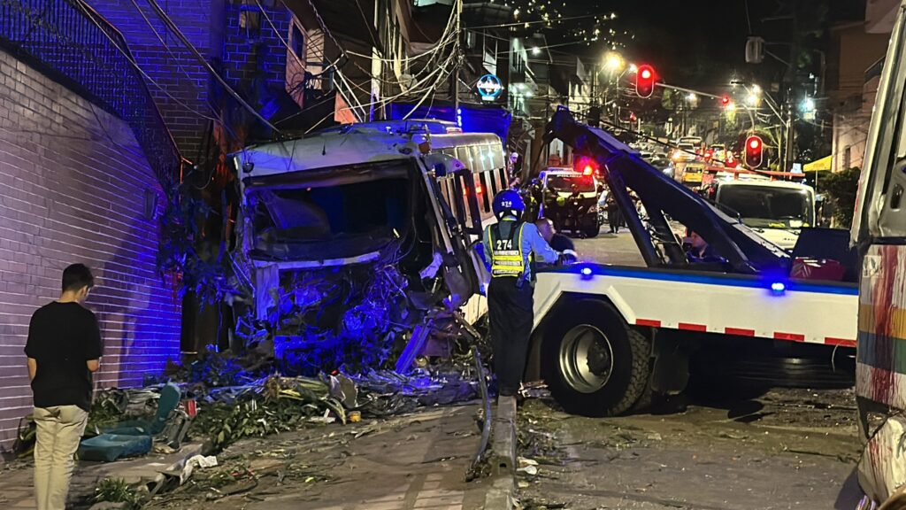 El momento exacto del trágico accidente que dejó dos muertos en Manrique-Medellín