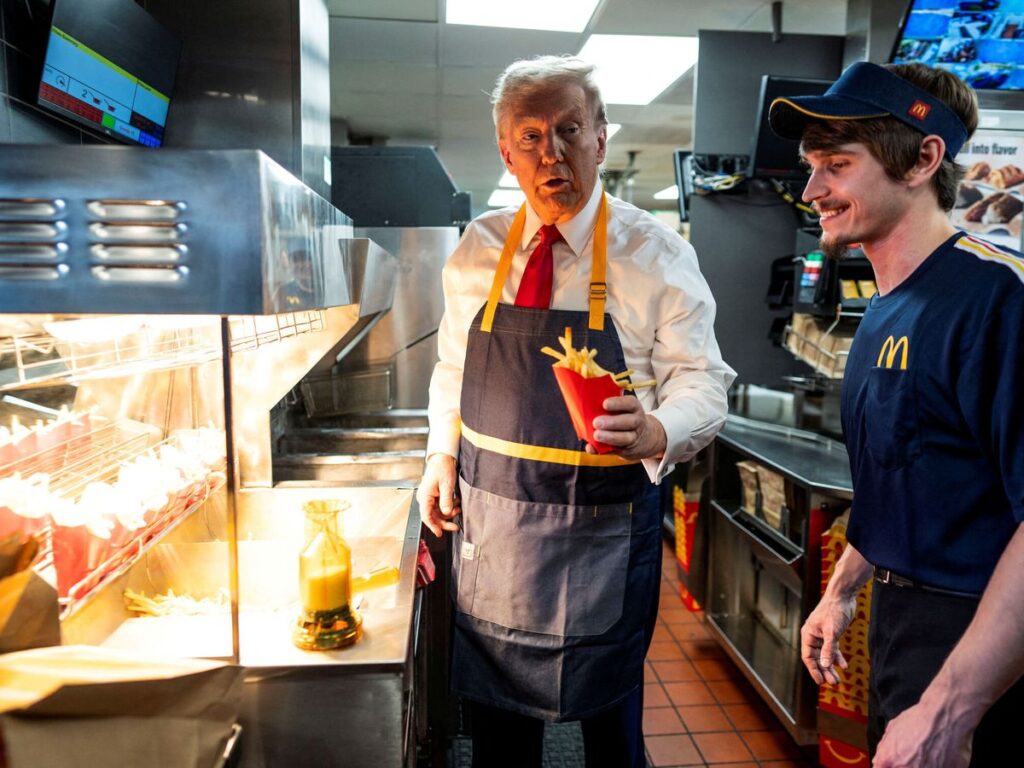 Donald Trump: Friendo papas y entregando servicios en McDonald's para hace campaña